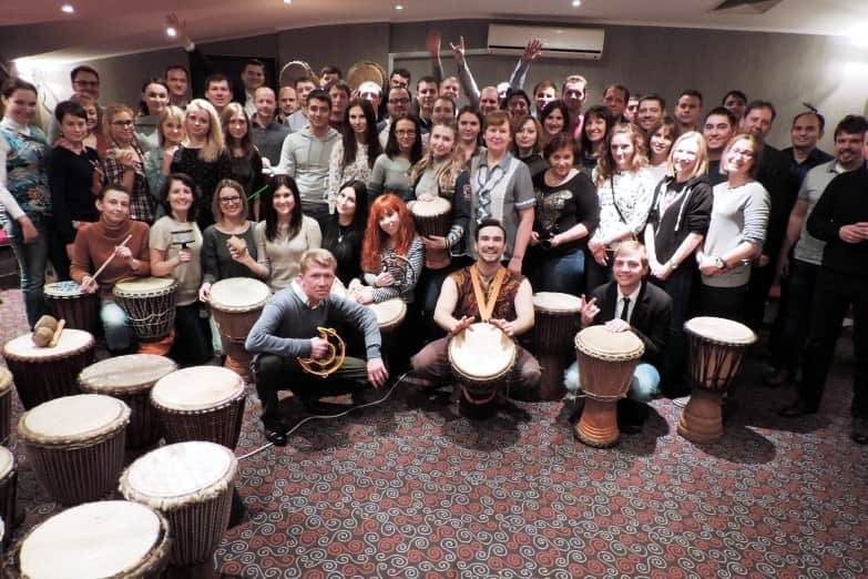 барабанный тимбилдинг на совещании