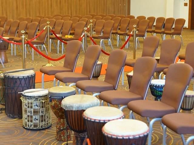 Музыкальный интерактив с барабанами на конференции