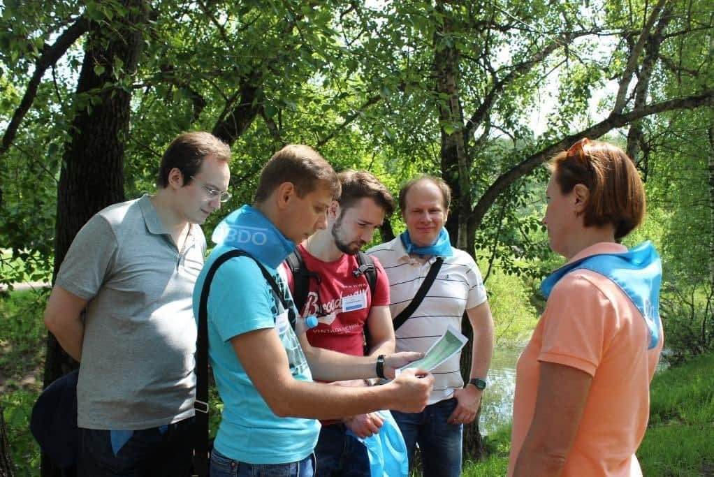 участники квеста обсуждают задание