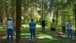 Мастер-класс по йоге во время корпоративного выезда на природу Мастер-класс по йоге во время корпоративного выезда на природу