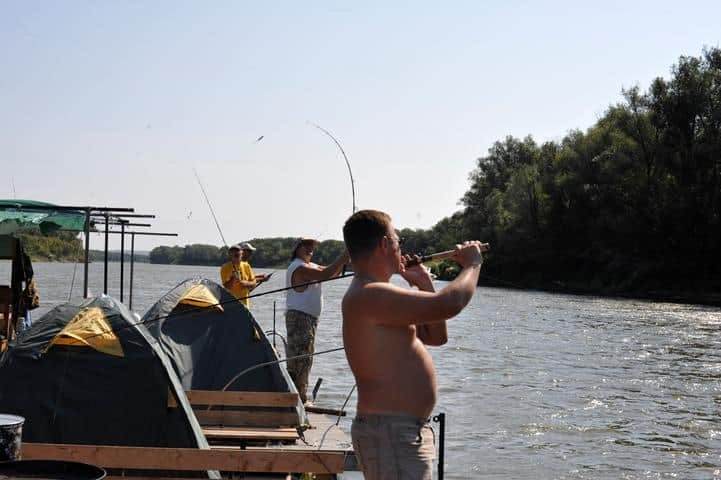 рыбалка во время сплава на плоту