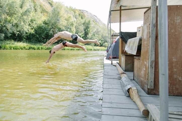 Развлечения на плоту во время сплава