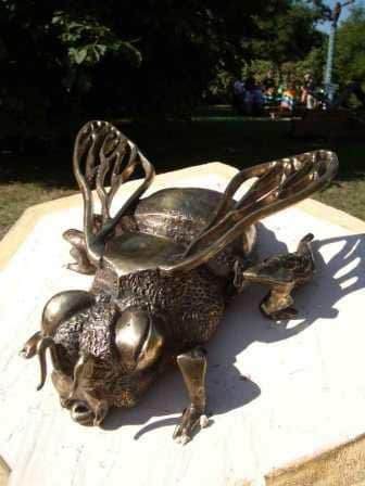 памятник пчеле